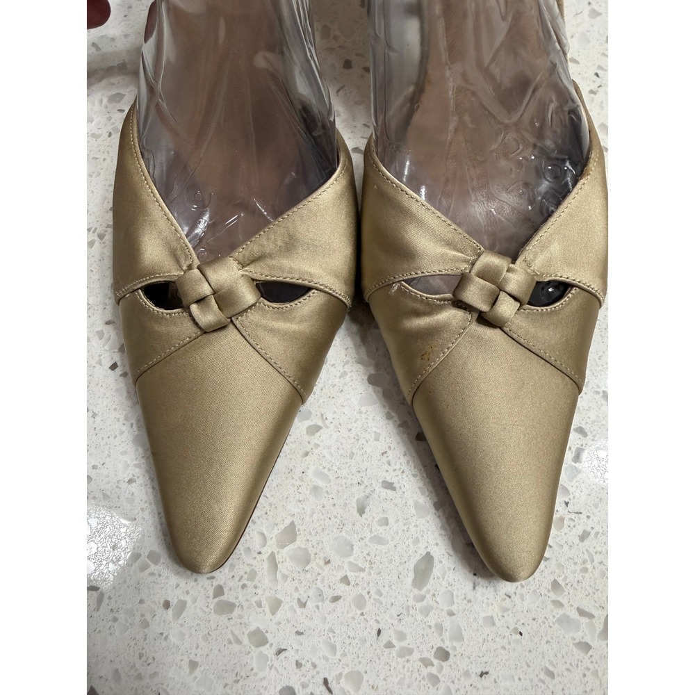 Isaac Mizrahi Slingback Heels Womens 8.5 B Gold Satin Pointed Toe Italy EUC LUX - Picture 2 of 6